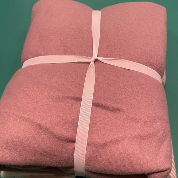 New:  PLUM PLAID NO-SEW FLEECE THROW Make It Give - Picture 3 of 4
